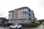 Volledig gemeubeld hoekappartement op de 2de en hoogste verdieping van een kleinschalige residentie (zonder lift), aangename ligging in de onmiddellijke omgeving van het duinbos en op korte wandelafstand van het strand.
Indeling: inkomhall met afzonderlijk toilet, lichtrijke woonkamer met open uitzicht en terrasje, volledig ingerichte keukenhoek, bergplaats met wasmachine/droogtrommel, badkamer met ligbad, 2 slaapkamers en gemeenschappelijke fietsenberging. Dit ideaal 2de verblijfsappartement is beschikbaar vanaf 01/02/2023; bij de vermelde huurprijs komen er geen bijkomende kosten gebouw/syndic. Onder deze tekst bij "documenten" vindt u een plannetje. (22/053)
